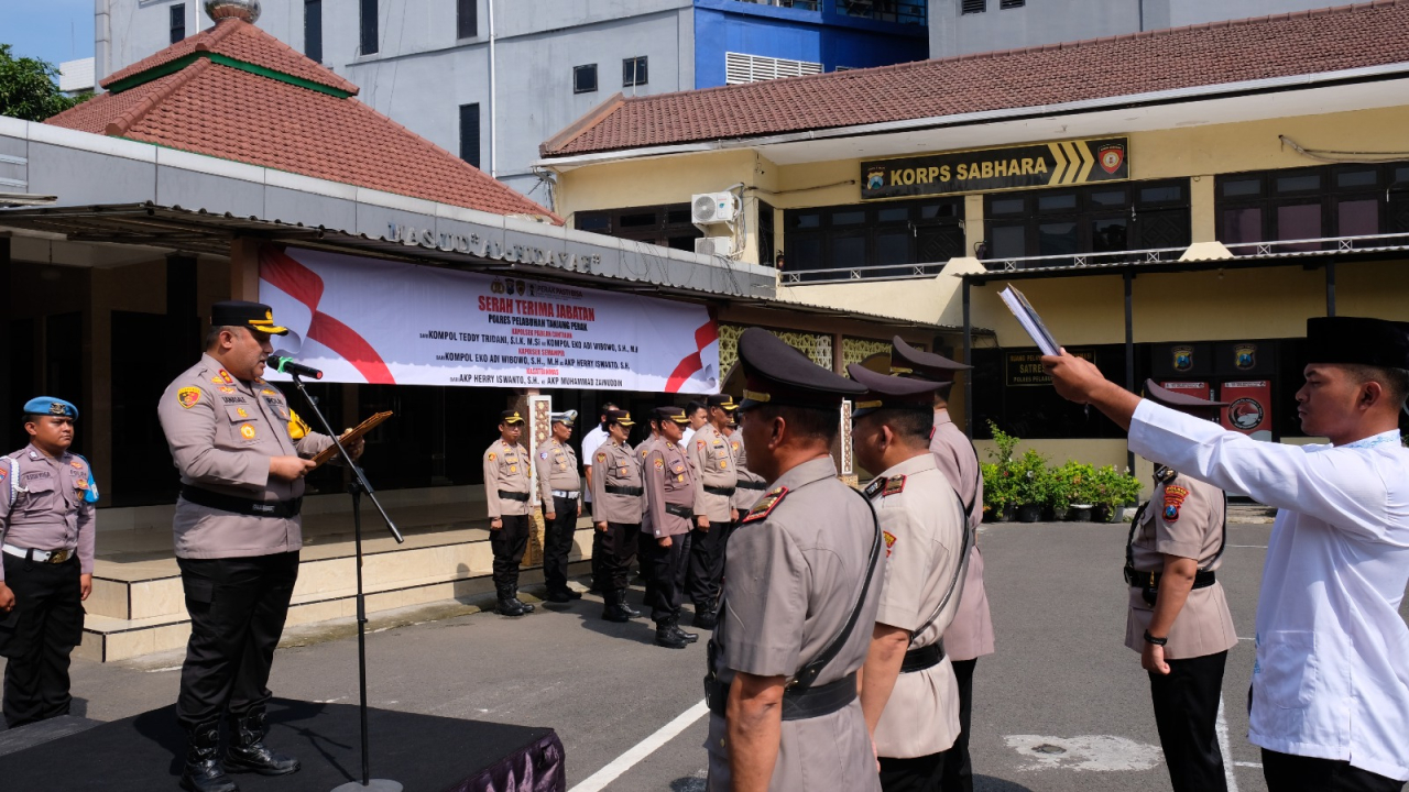 Kapolres Pelabuhan Tanjung Perak Pimpin Sertijab Dua Kapolsek dan Kasat Binmas