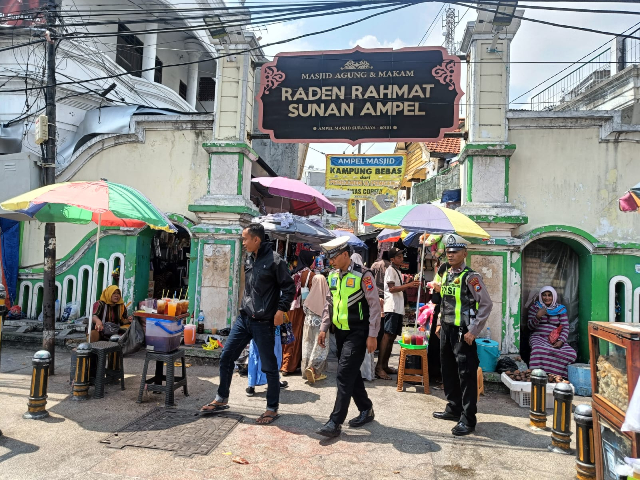 Patroli Harkamtibmas di Wisata Religi Sunan Ampel oleh Polsek Semampir