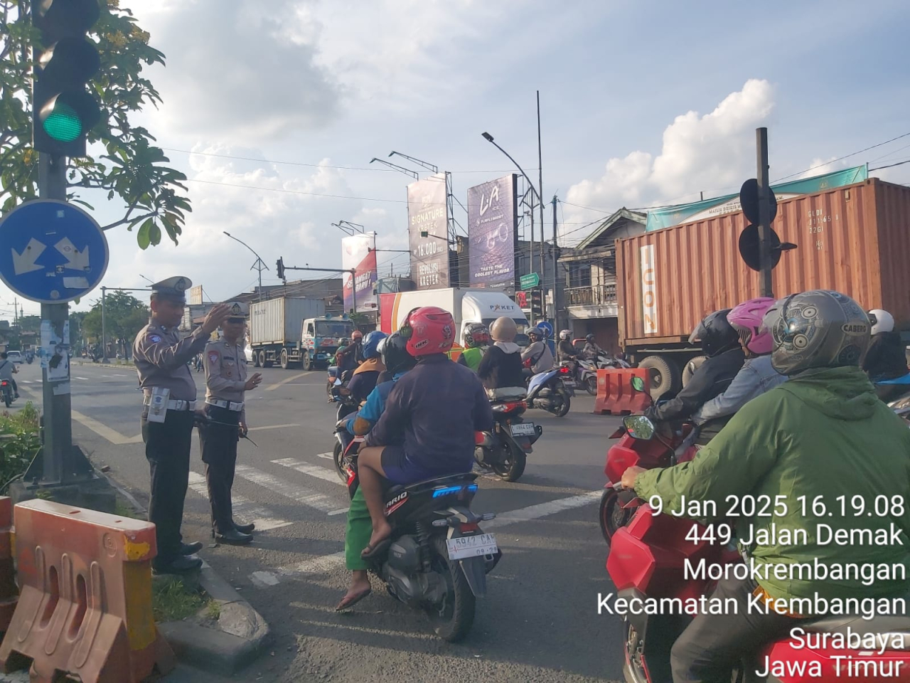 Pengaturan Lalu Lintas Sore di Jalan Demak oleh Polsek Krembangan