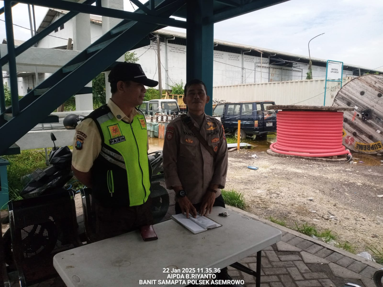 Polsek Asemrowo Gelar Patroli di Objek Vital Gudang PLN Tambak Langon