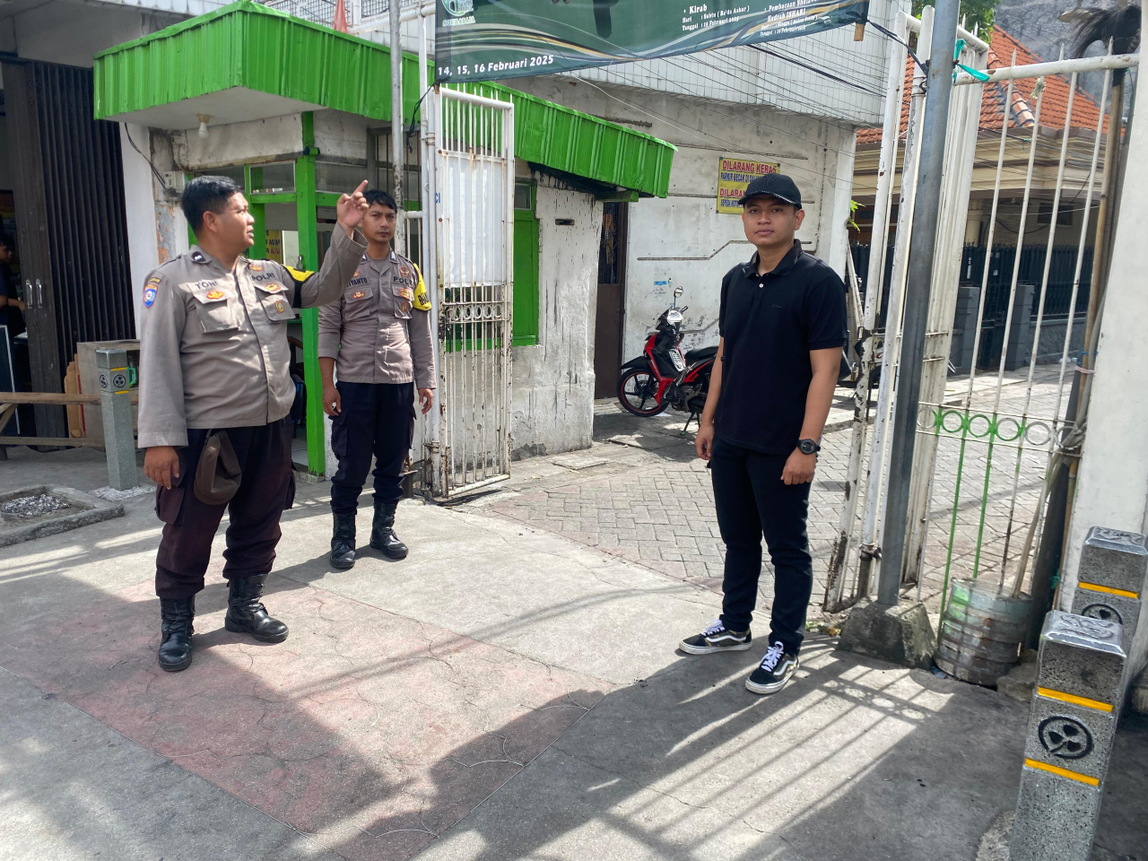 Personil Bhabinkamtibmas dan Piket Intelkam Polsek Semampir Cek Rute Kirab Haul Agung Sunan Ampel