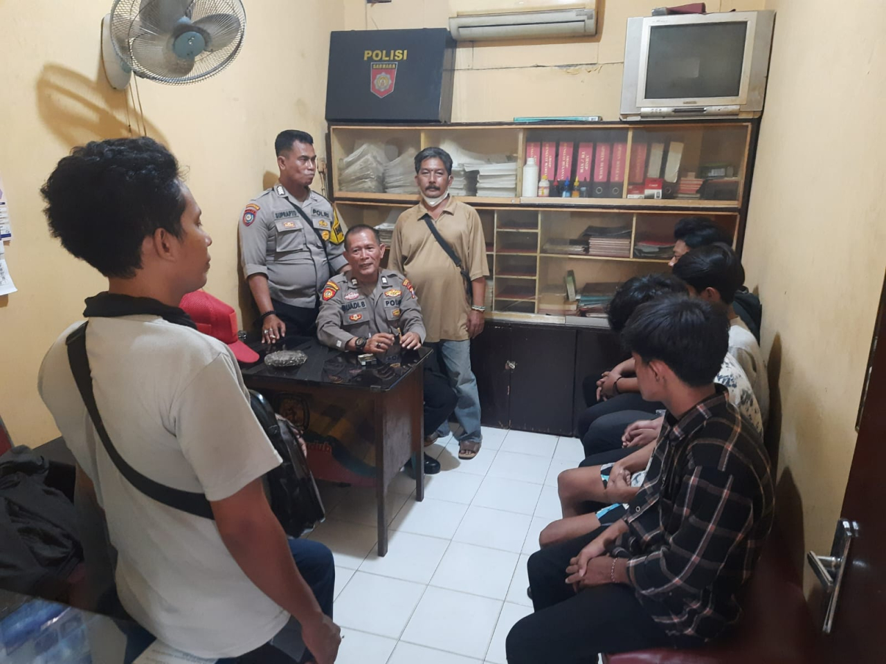 Personil Polsek Semampir Berikan Pengarahan kepada Anak-Anak di Bawah Umur yang Kedapatan Minum Minuman Keras