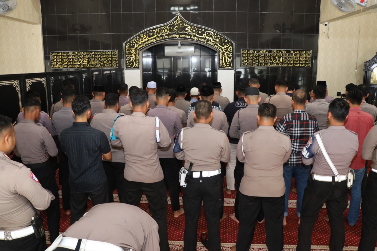 Polres Pelabuhan Tanjung Perak Gelar Sholat Gaib untuk 3 Personel Gugur dalam Tugas di Way Kanan Lampung