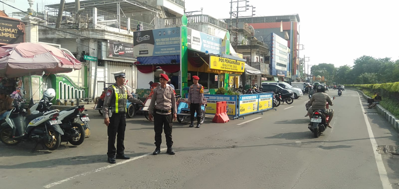 Personil Pos Pam Ampel Laksanakan Pengaturan Lalin dan Himbauan kepada Peziarah