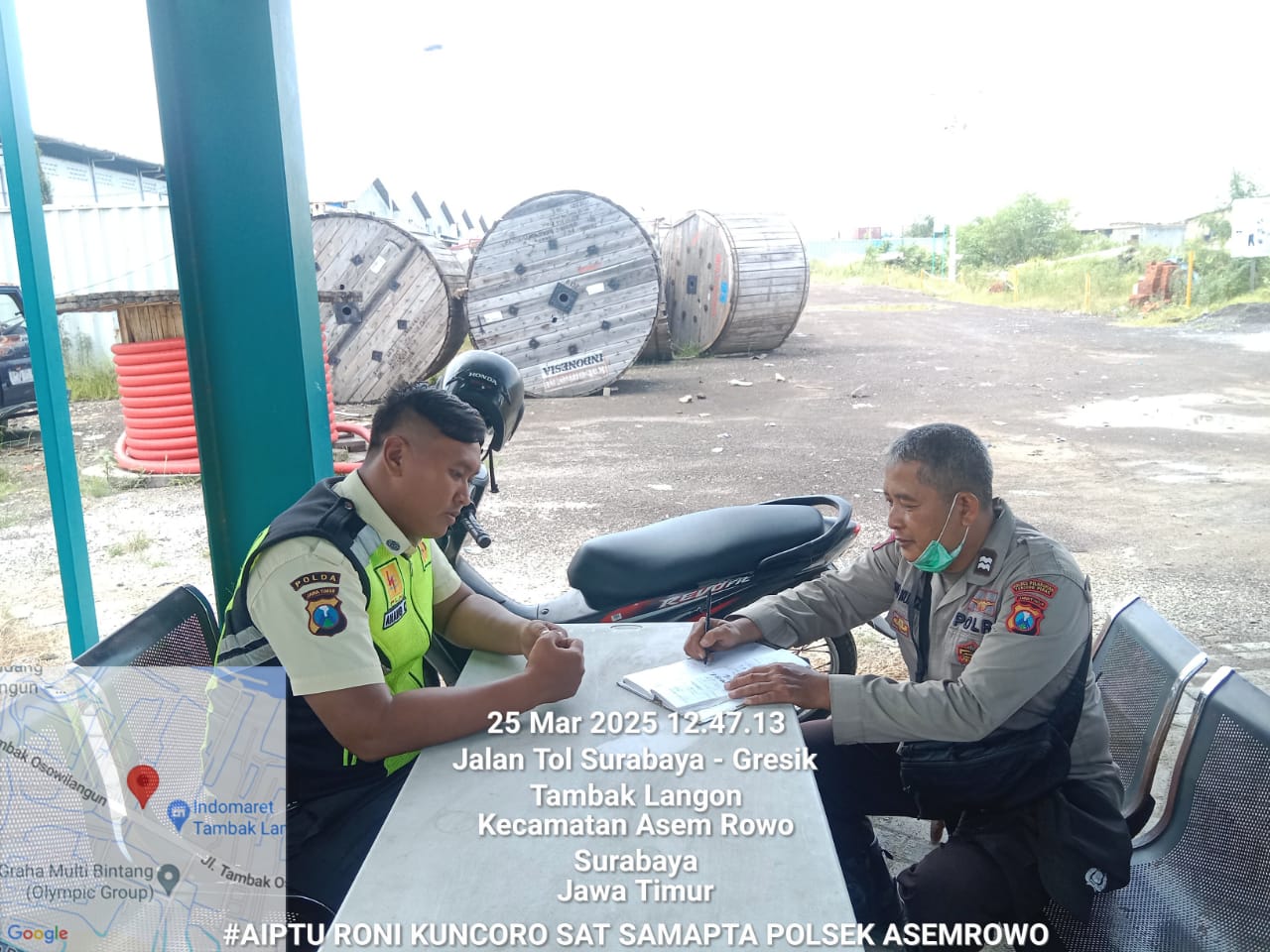 Tingkatkan Keamanan, Personel Polsek Asemrowo Laksanakan Pengamanan di Pergudangan PLN Jalan Tambak Mayor dan Sampaikan Himbauan Kewaspadaan 3C