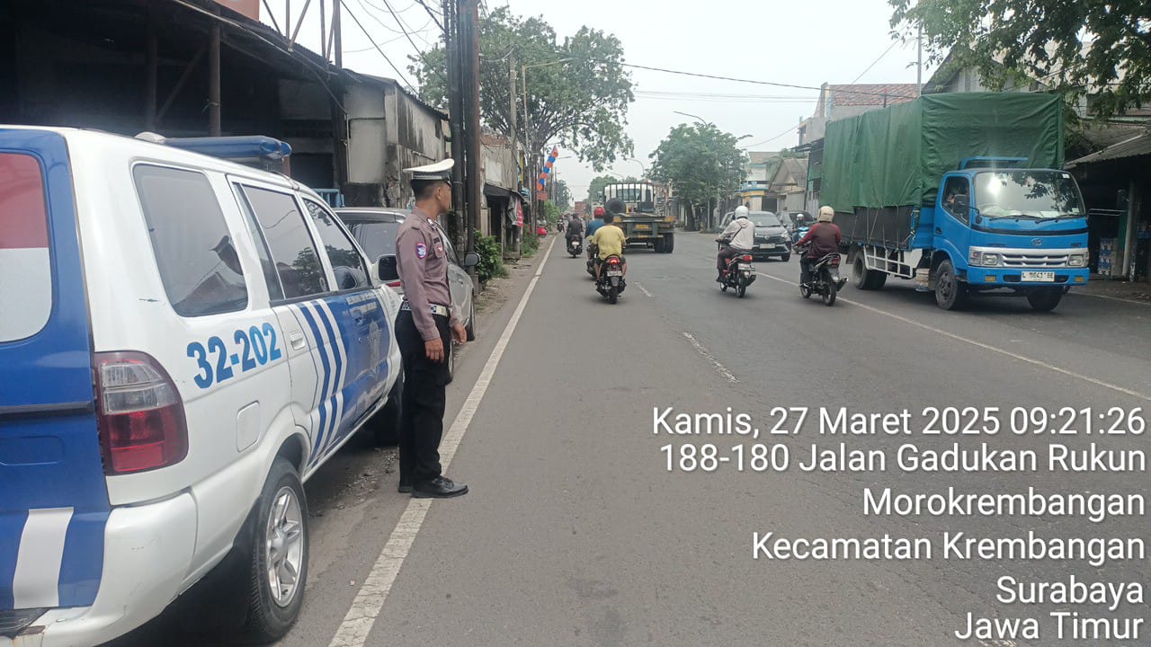 Personil Polsek Krembangan Laksanakan Patroli Lalu Lintas di Jalan Gadukan Rukun, Bantu Warga Menyeberang