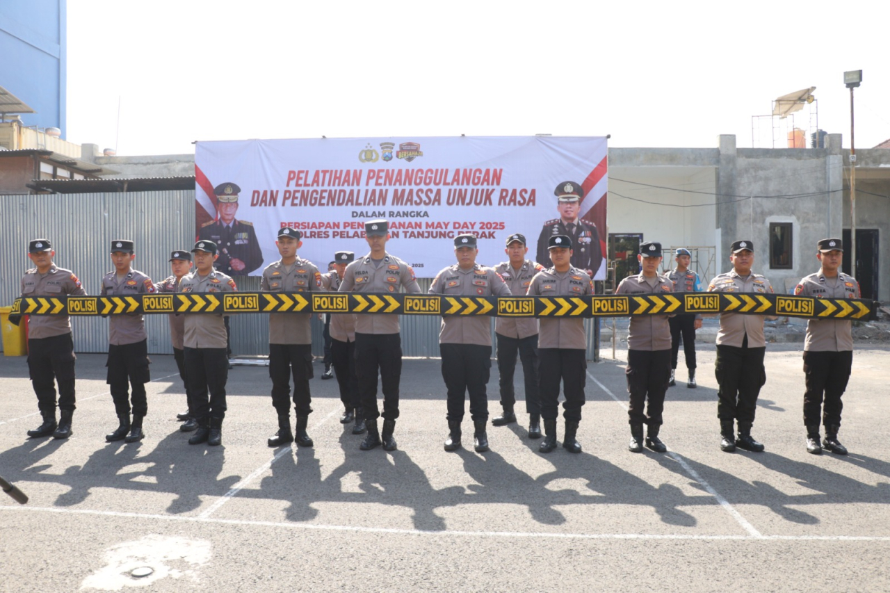 Polres Pelabuhan Tanjung Perak Gelar Simulasi Pengamanan Unjuk Rasa Jelang May Day 2025