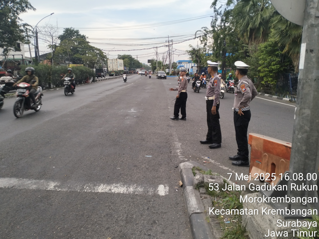 Patroli Pos Lalin Sore Polsek Krembangan Antisipasi Kepadatan Karyawan Pulang Kerja