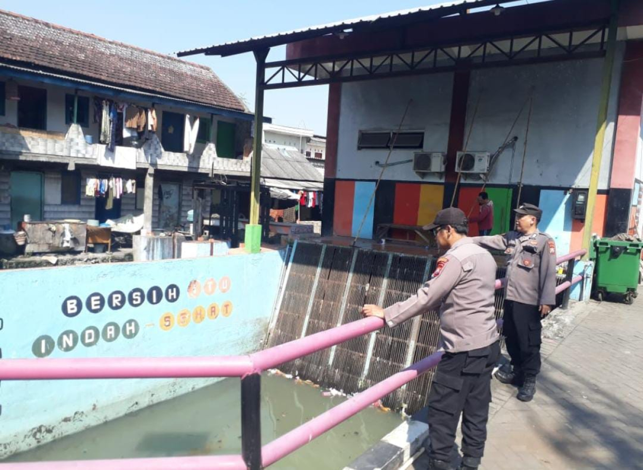 Personil Polsek Krembangan Laksanakan Pengecekan Debit Air Sungai dan Pemantauan Arus Lalu Lintas