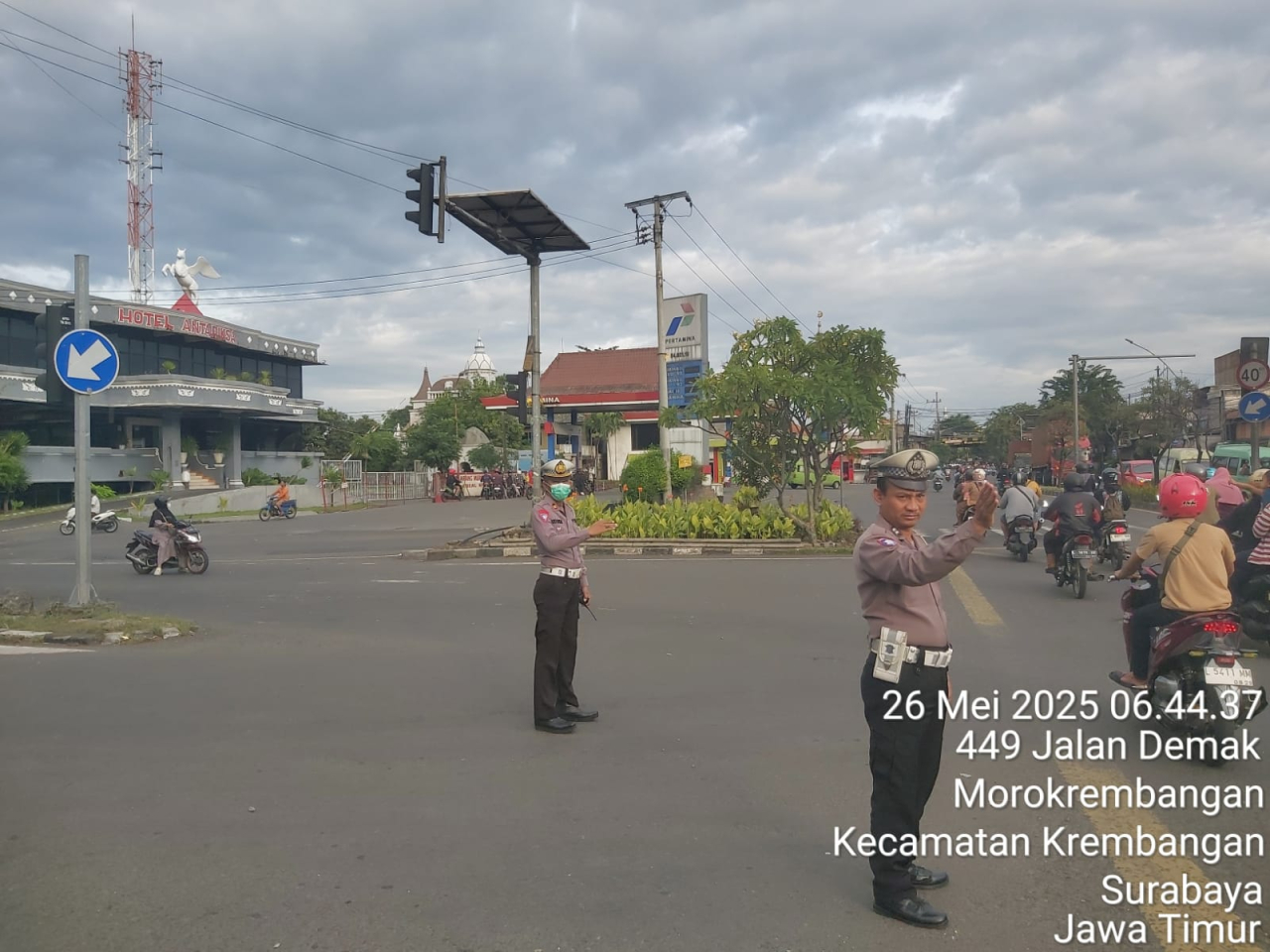 Personel Polsek Krembangan Laksanakan Patroli dan Pengaturan Lalu Lintas di Simpang Mbah Ratu