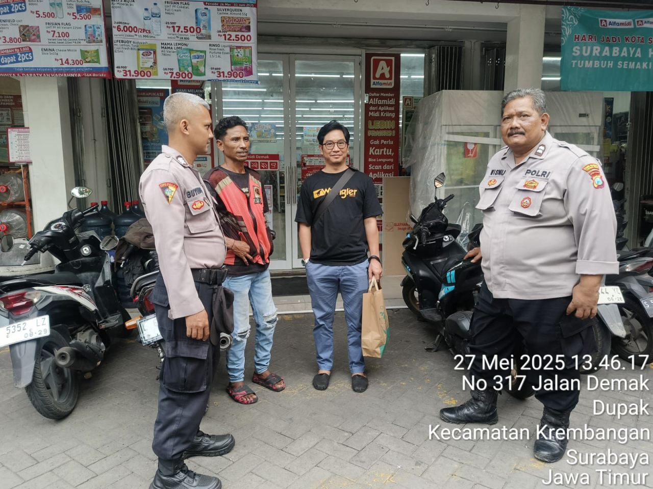 Personel Polsek Krembangan Laksanakan Patroli dan Sambang Juru Parkir di Alfamidi Jalan Demak