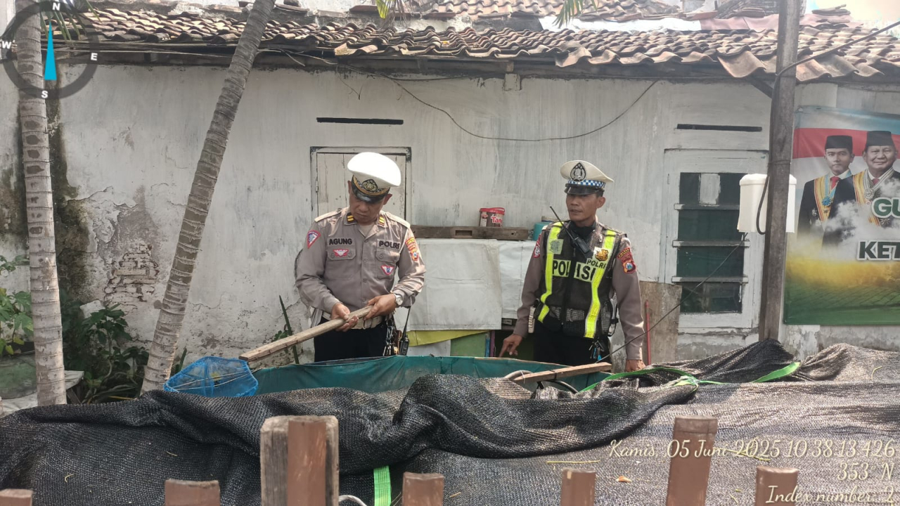 Patroli Harkamtibmas di Kampung Tangguh Sidotopo, Personel Polsek Semampir Lakukan Pemantauan Ketahanan Pangan Budidaya Ikan Lele