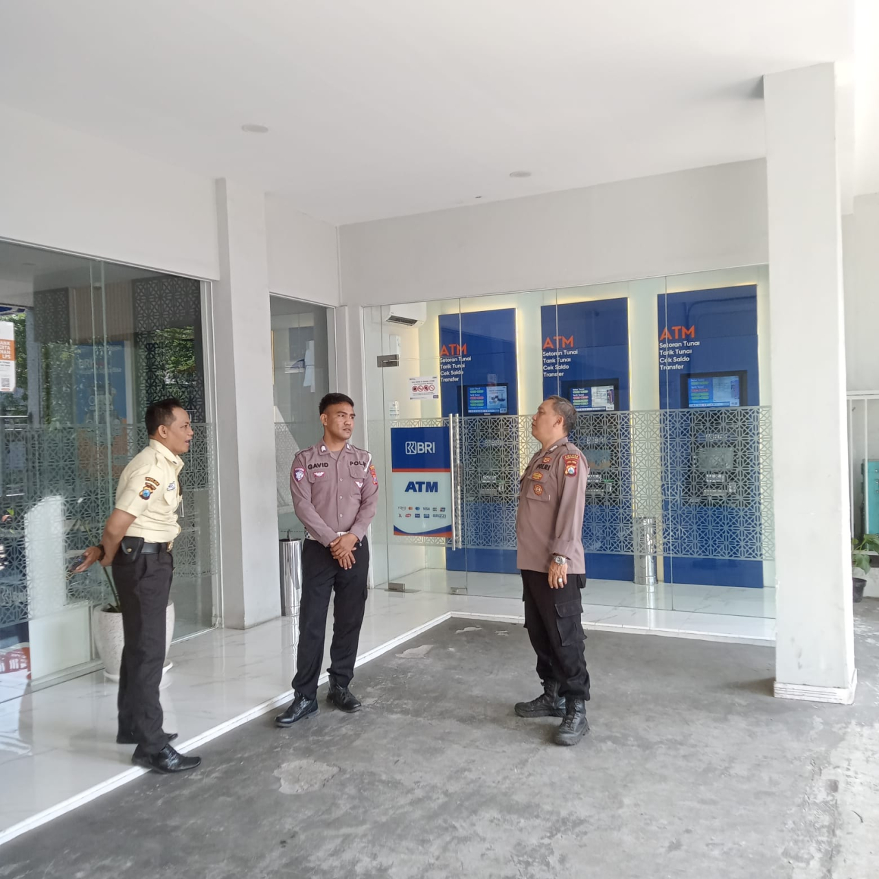 Personel Polsek Krembangan Patroli ke Bank BRI Jalan Demak, Himbau Satpam Tingkatkan Kewaspadaan