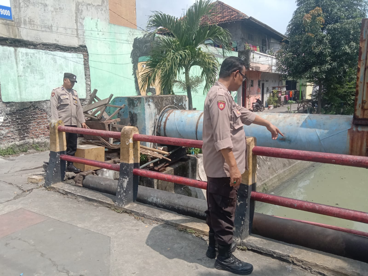 Polsek Krembangan Laksanakan Patroli Antisipasi 3C dan Pengecekan Pompa Air di Jalan Demak