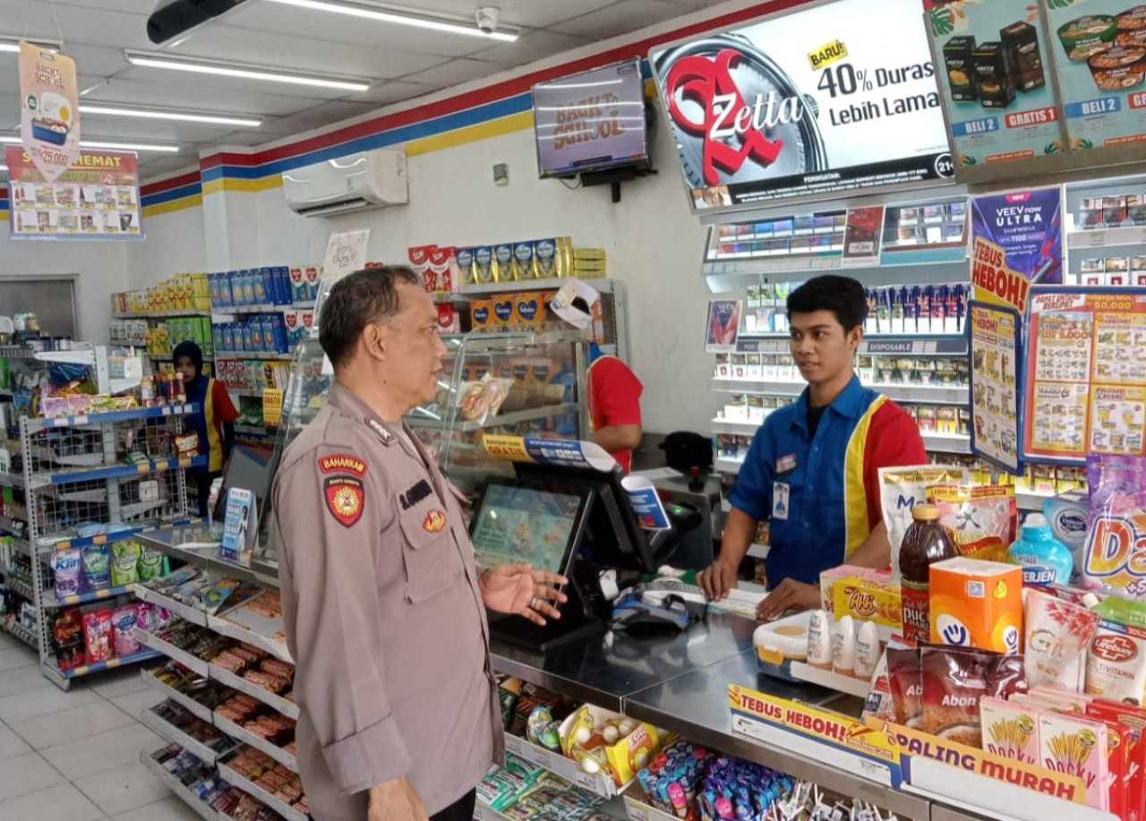 Patroli Sambang Indomaret, Polsek Krembangan Titipkan Pesan Kamtibmas kepada Karyawan
