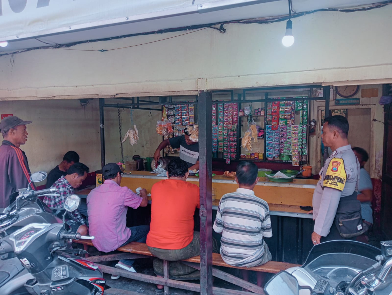 Sambang Warga di Sawah Pulo Jaya, Bhabinkamtibmas Ujung Sampaikan Himbauan Jam Malam dan Antisipasi Tawuran