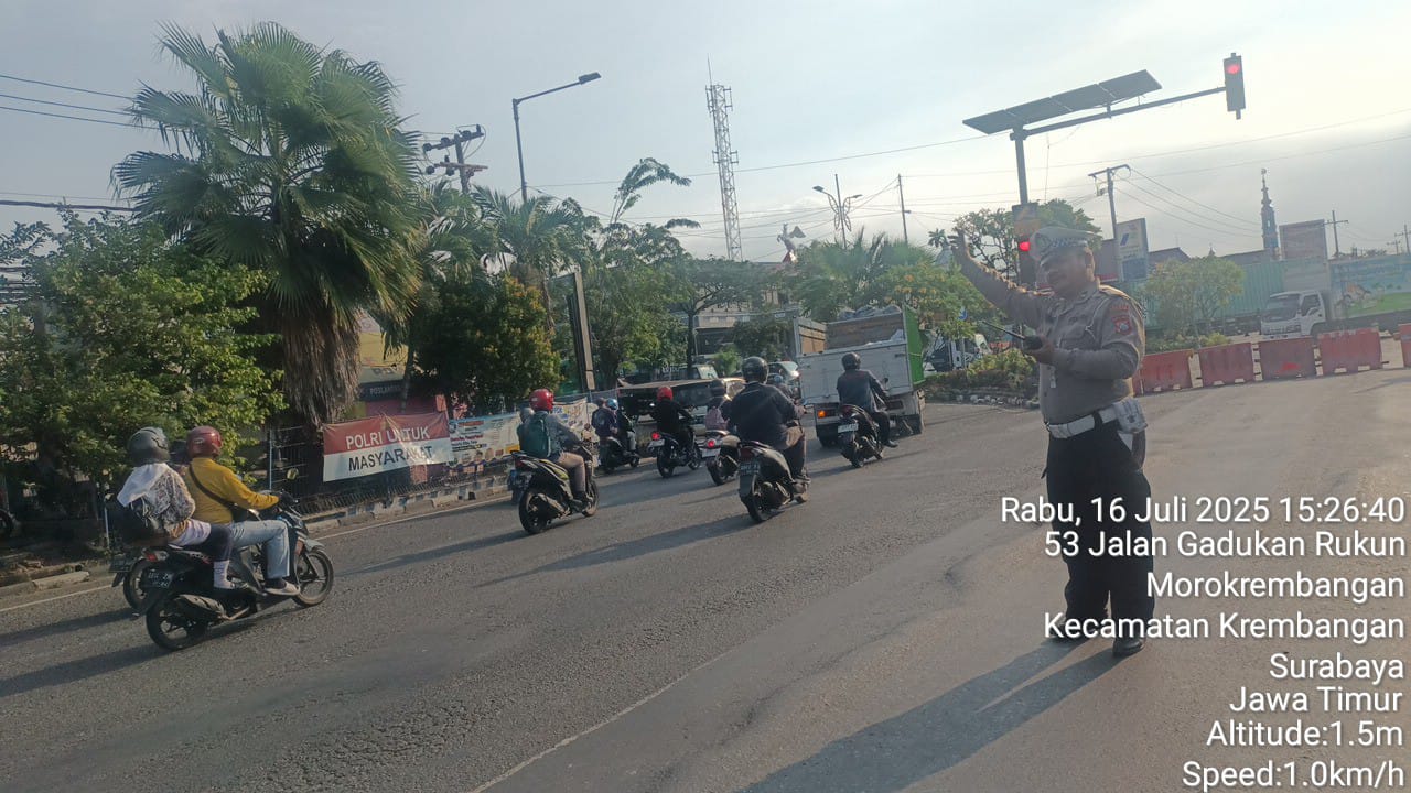 Polsek Krembangan Lakukan Pengalihan Arus Akibat Kepadatan di Jalan Kalianak