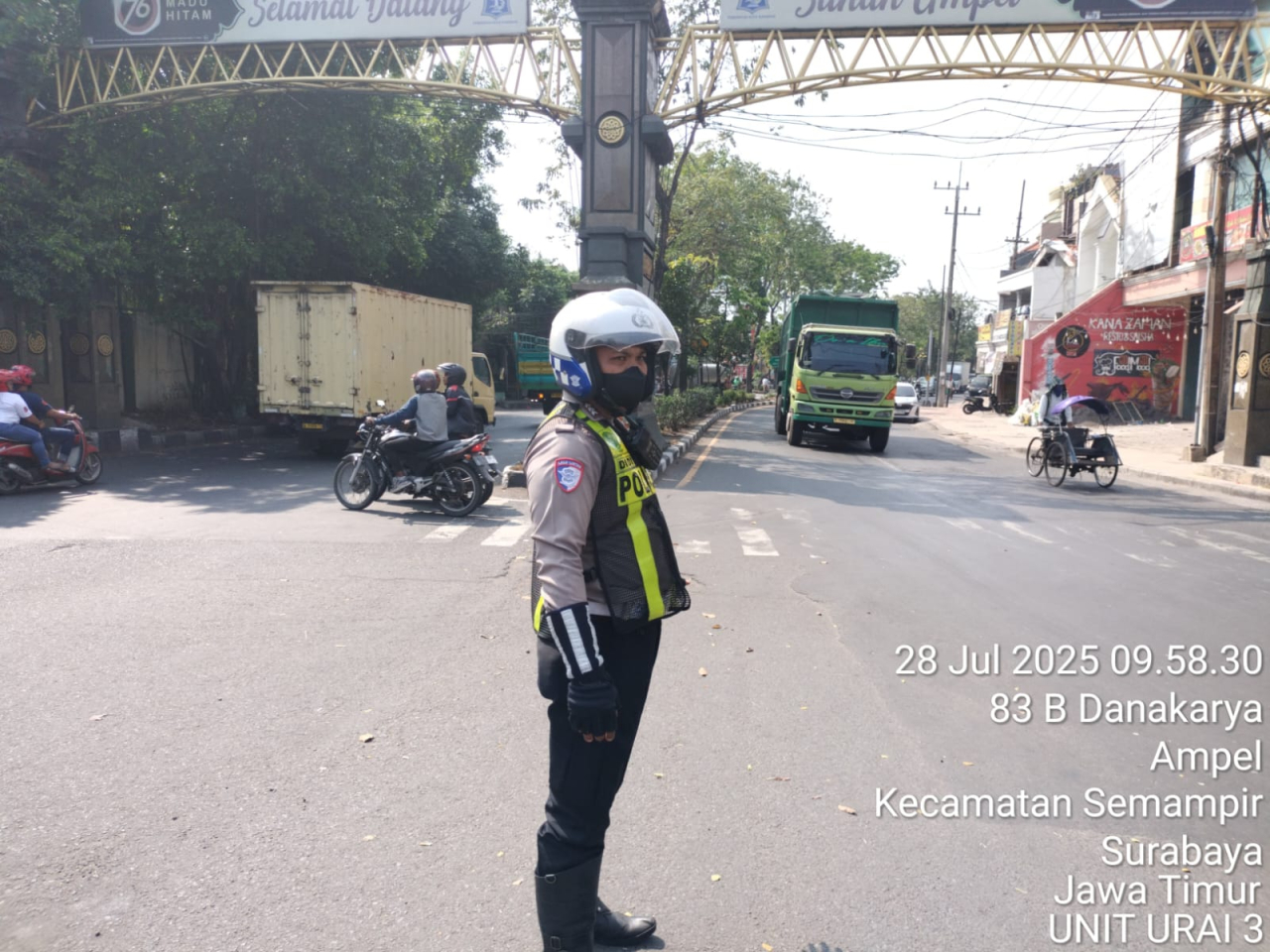Satlantas Polres Pelabuhan Tanjung Perak Gelar Patroli dan Pemantauan Lalin di Titik Rawan Kemacetan