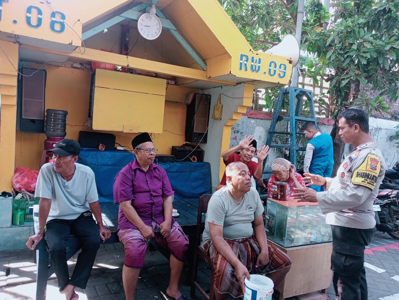 Sambang Warga, Polsek Semampir Sampaikan Himbauan Kamtibmas dan Antisipasi Perlombaan Berisiko