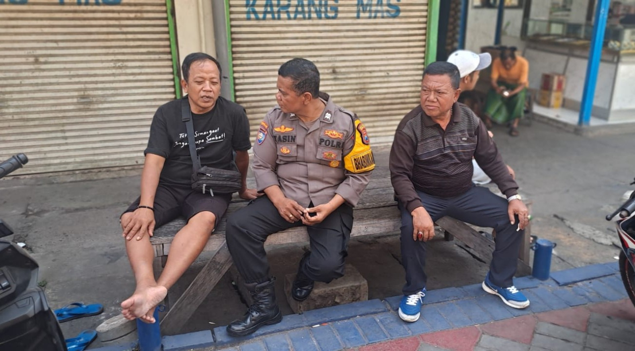 Bhabinkamtibmas Krembangan Utara Cangkrukan Bersama Warga Pasar Babaan