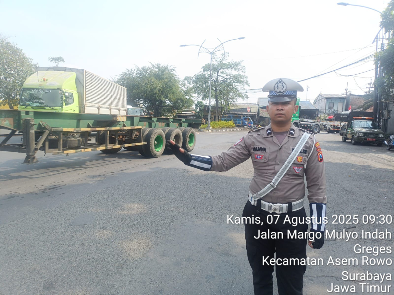 Satlantas Polres Pelabuhan Tanjung Perak Laksanakan Patroli dan Pengaturan Arus Lalu Lintas di Titik Rawan Kemacetan