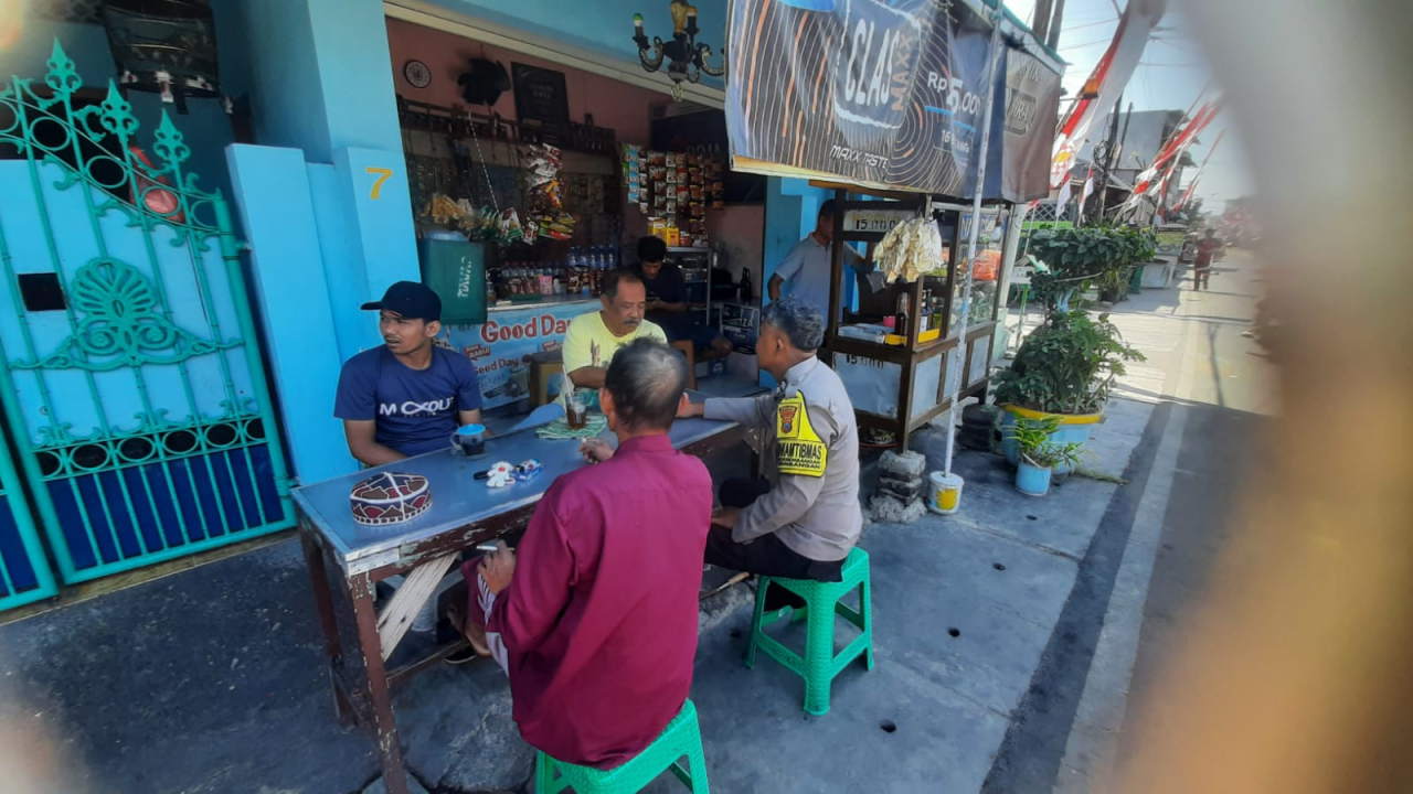 Bhabinkamtibmas Morokrembangan Sambang Ketua RW dan Sampaikan Himbauan Kamtibmas