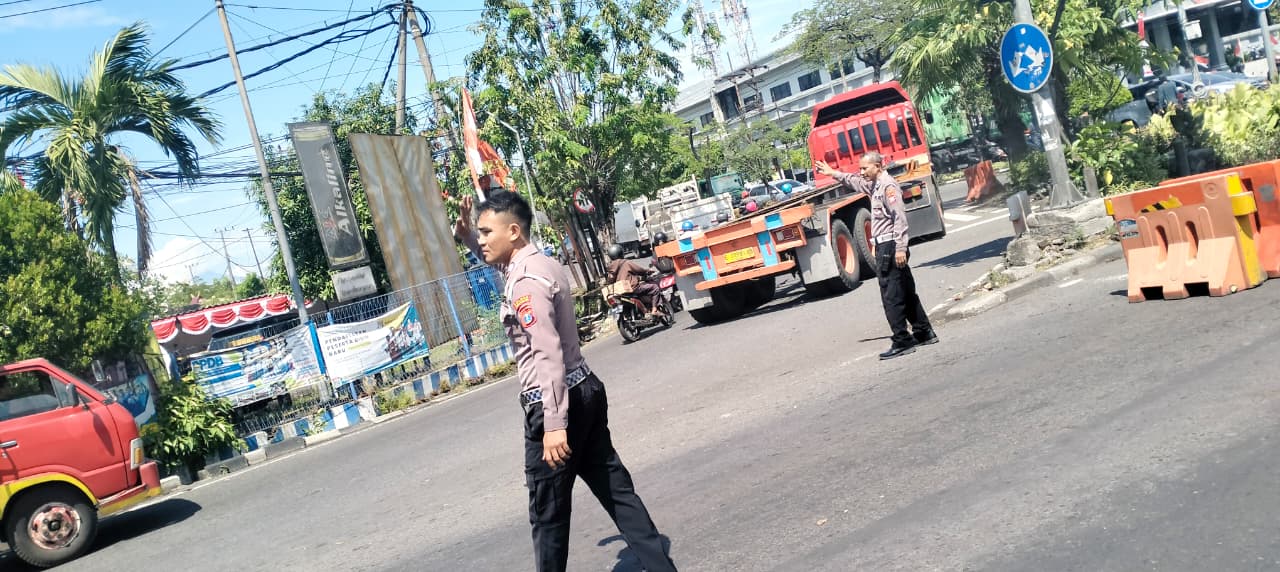 Polsek Krembangan Lakukan Pengalihan Arus Lalu Lintas di Jalan Kalianak