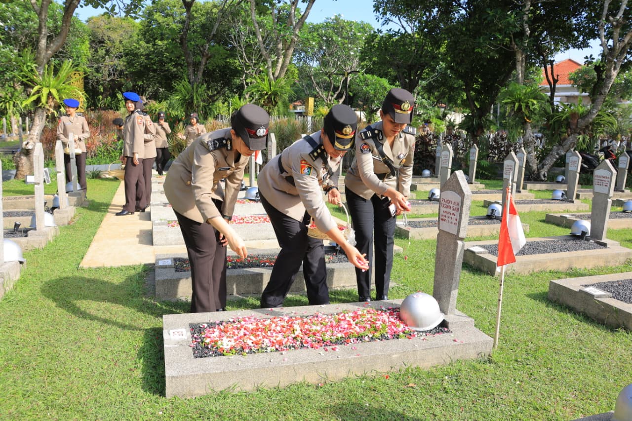 Polwan Mabes Polri Gelar Ziarah dan Tabur Bunga di TMP Kalibata Peringati Hari Jadi ke-77