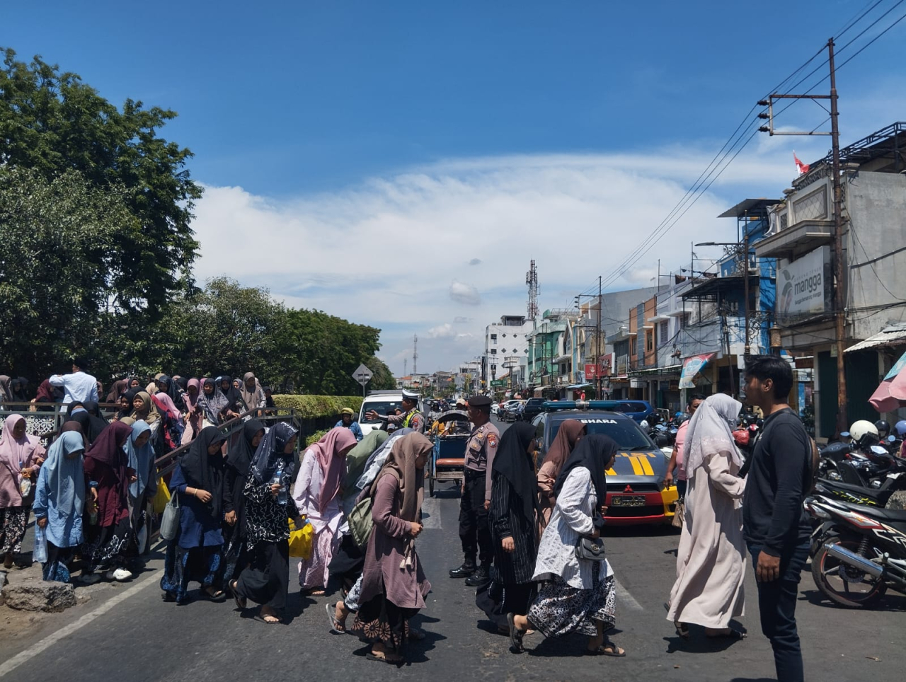 Patroli Harkamtibmas Polsek Semampir Antisipasi 3C dan Keamanan Peziarah di Depan Pintu Masuk Ampel