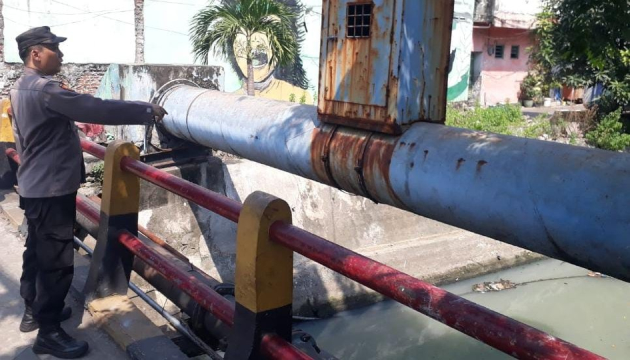 Polsek Krembangan Laksanakan Pengecekan Debit Air di Jalan Solotigo