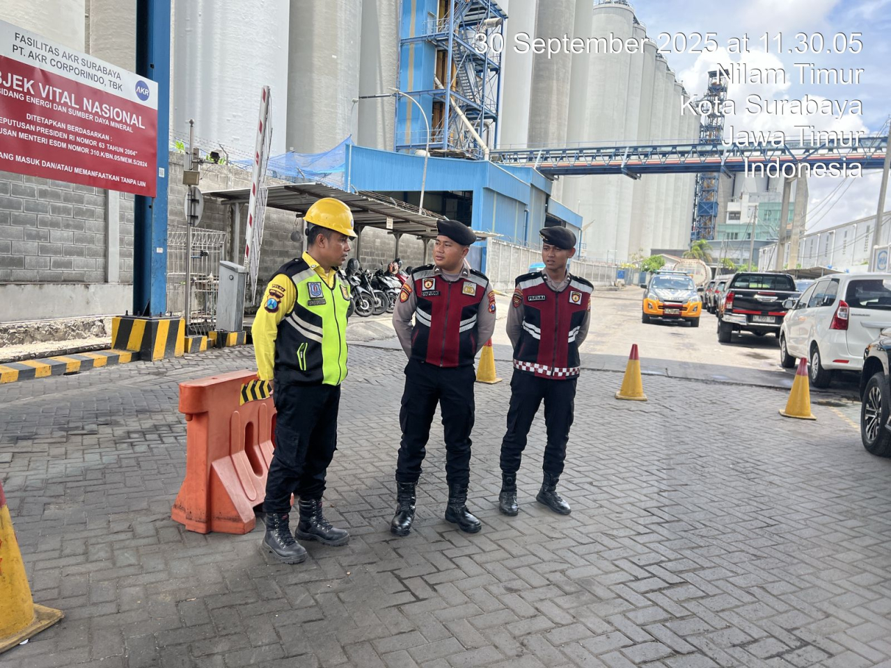 Sat Samapta Polres Pelabuhan Tanjung Perak Gelar Patroli Presisi di PT AKR Corporindo untuk Antisipasi Kerawanan Kamtibmas