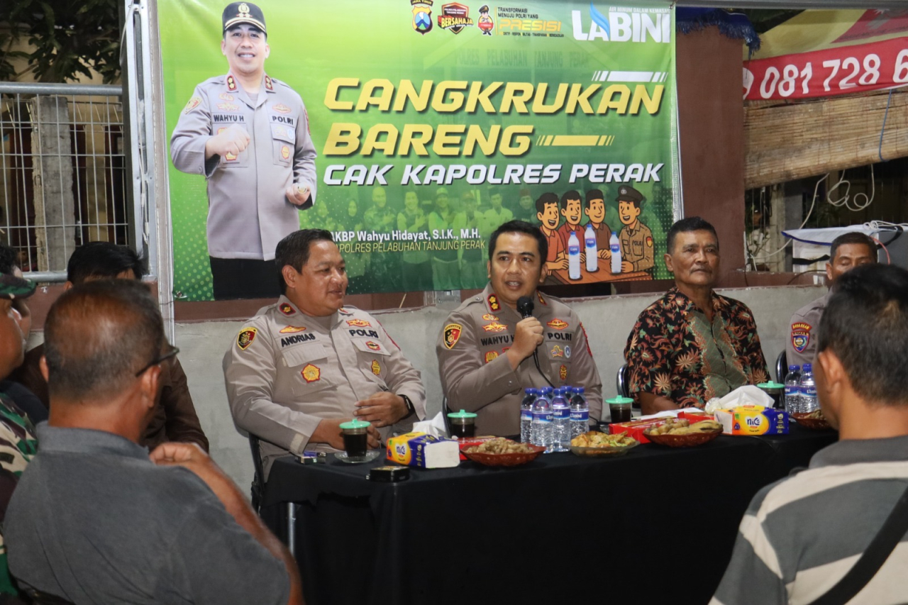 Dekatkan dengan Masyarakat, Kapolres Tanjung Perak Gelar Cangkrukan dan Bagikan 300 Kunci Ganda.
