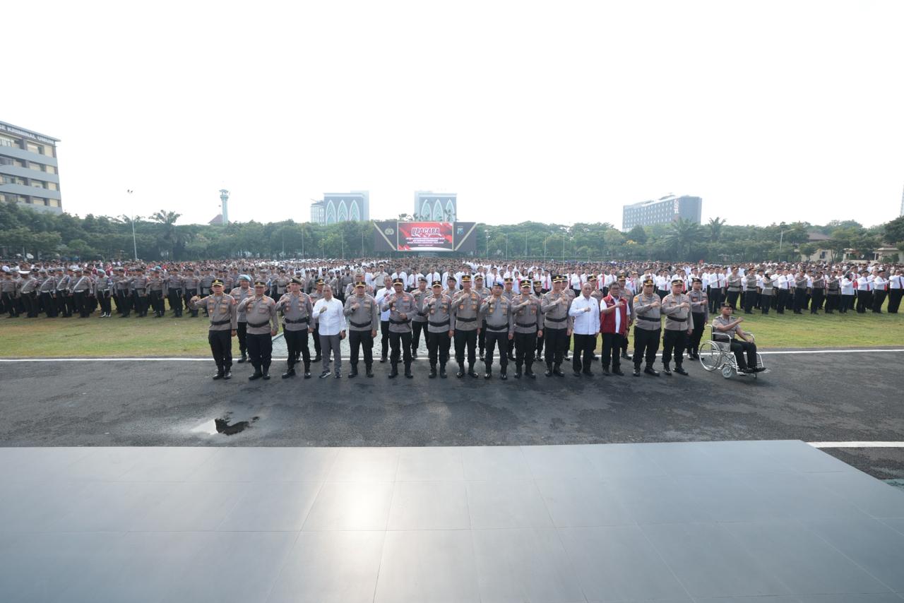 Kapolda Jatim Beri Penghargaan untuk 263 Personel dan KPLB bagi Bripda Ahmad Ricky