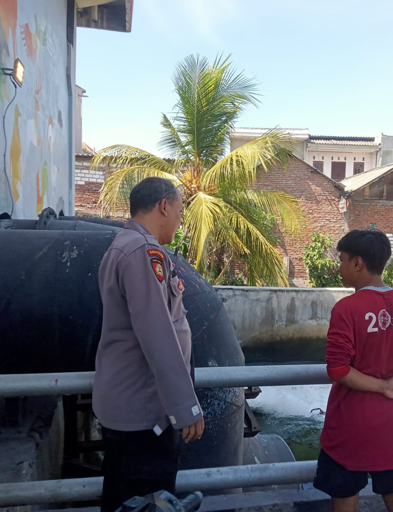 Bhabinkamtibmas Krembangan Laksanakan Patroli dan Pengecekan Debit Air di Jalan Tanjung Sadari