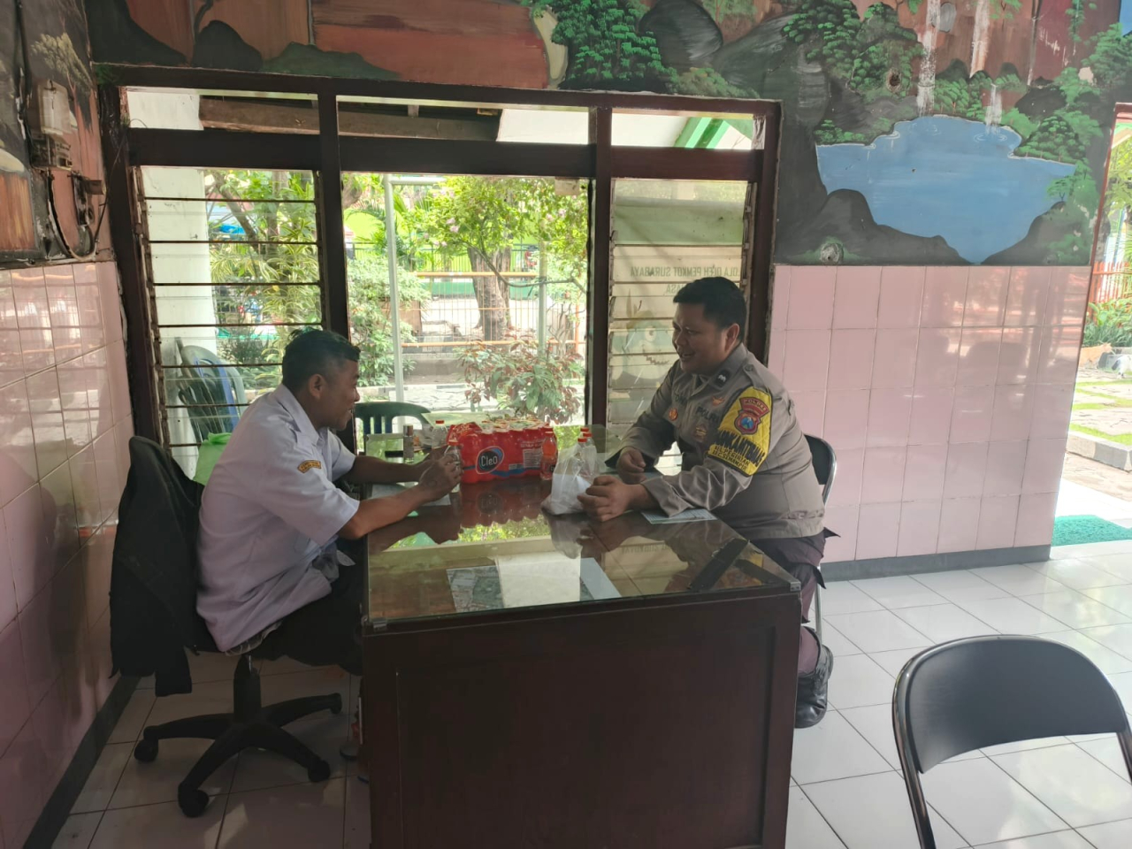 Bhabinkamtibmas Pegirian Laksanakan Sambang dan Pesan Kamtibmas di Kantor Makam Wonokusumo