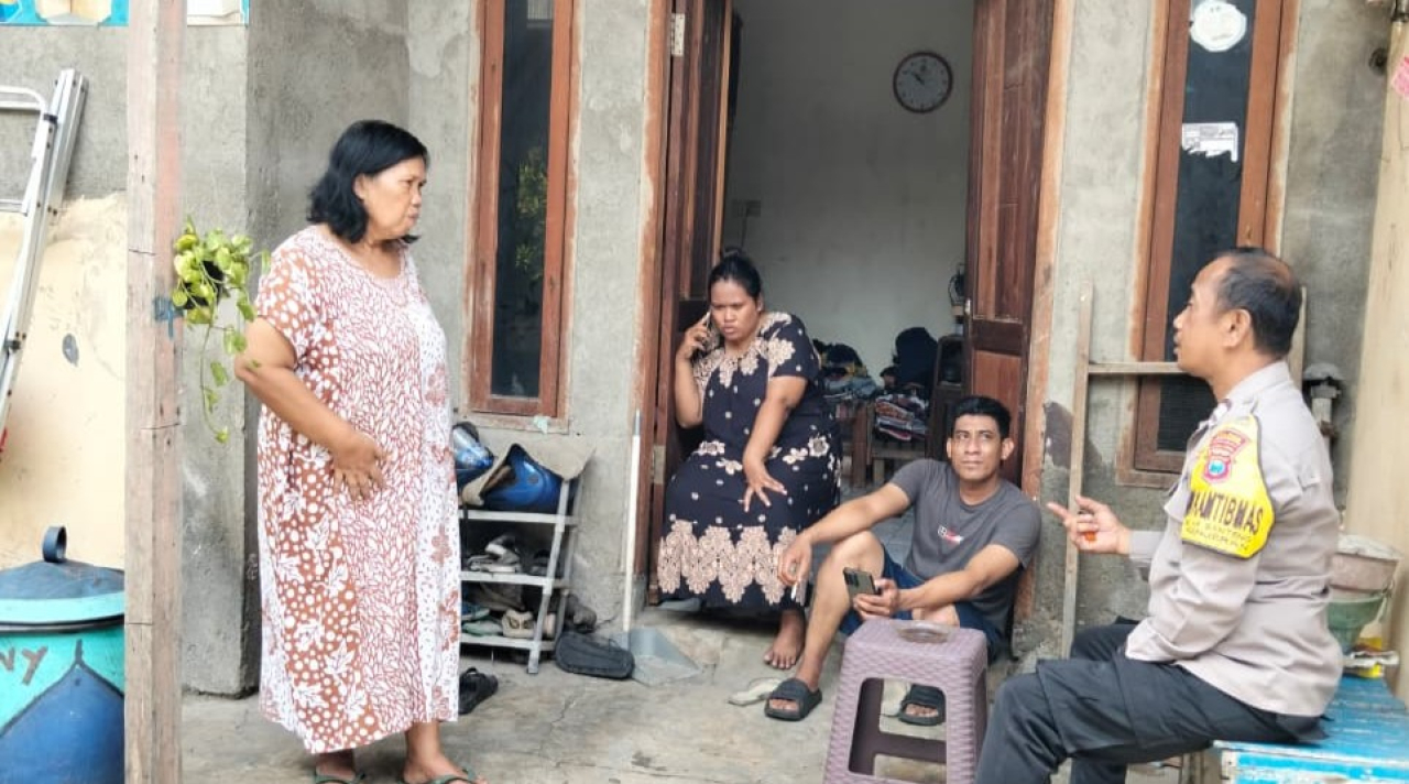 Bhabinkamtibmas Sambang Warga Bulak Banteng Sampaikan Pesan Kamtibmas dan Pencegahan Pengaruh Negatif Remaja