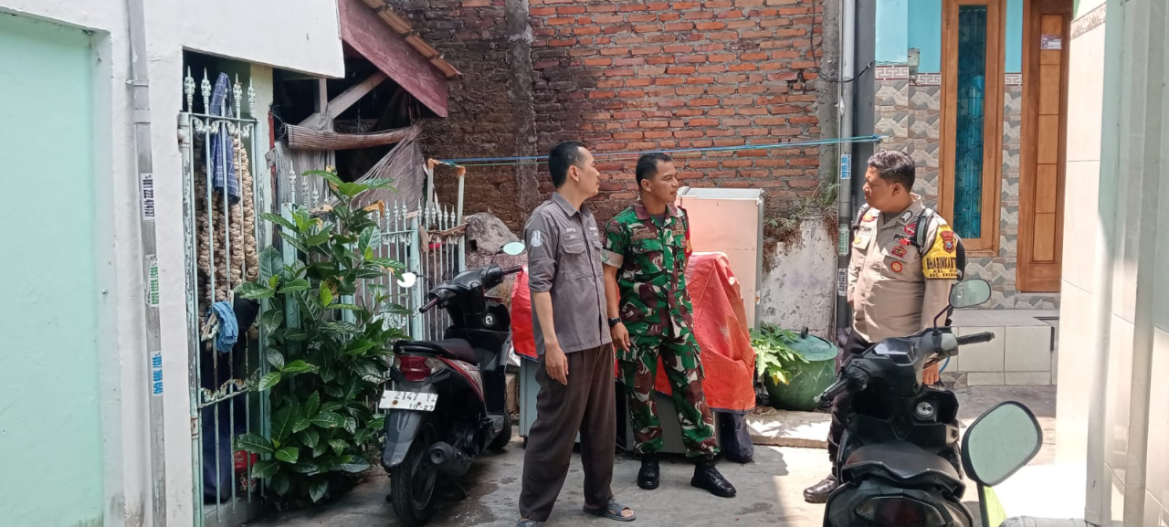 Sambang Kamtibmas, Personil Polsek Krembangan Ingatkan Warga Antisipasi Genangan