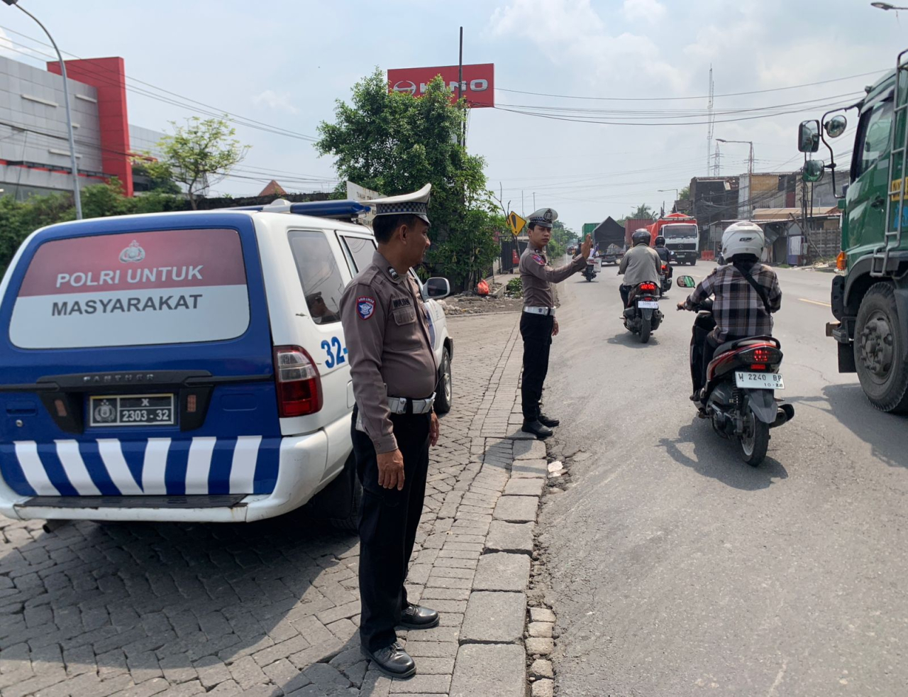 Personil Polsek Krembangan Patroli Pemantauan Arus Lalin di Jalan Kalianak, Antisipasi Kemacetan dan Laka Lantas
