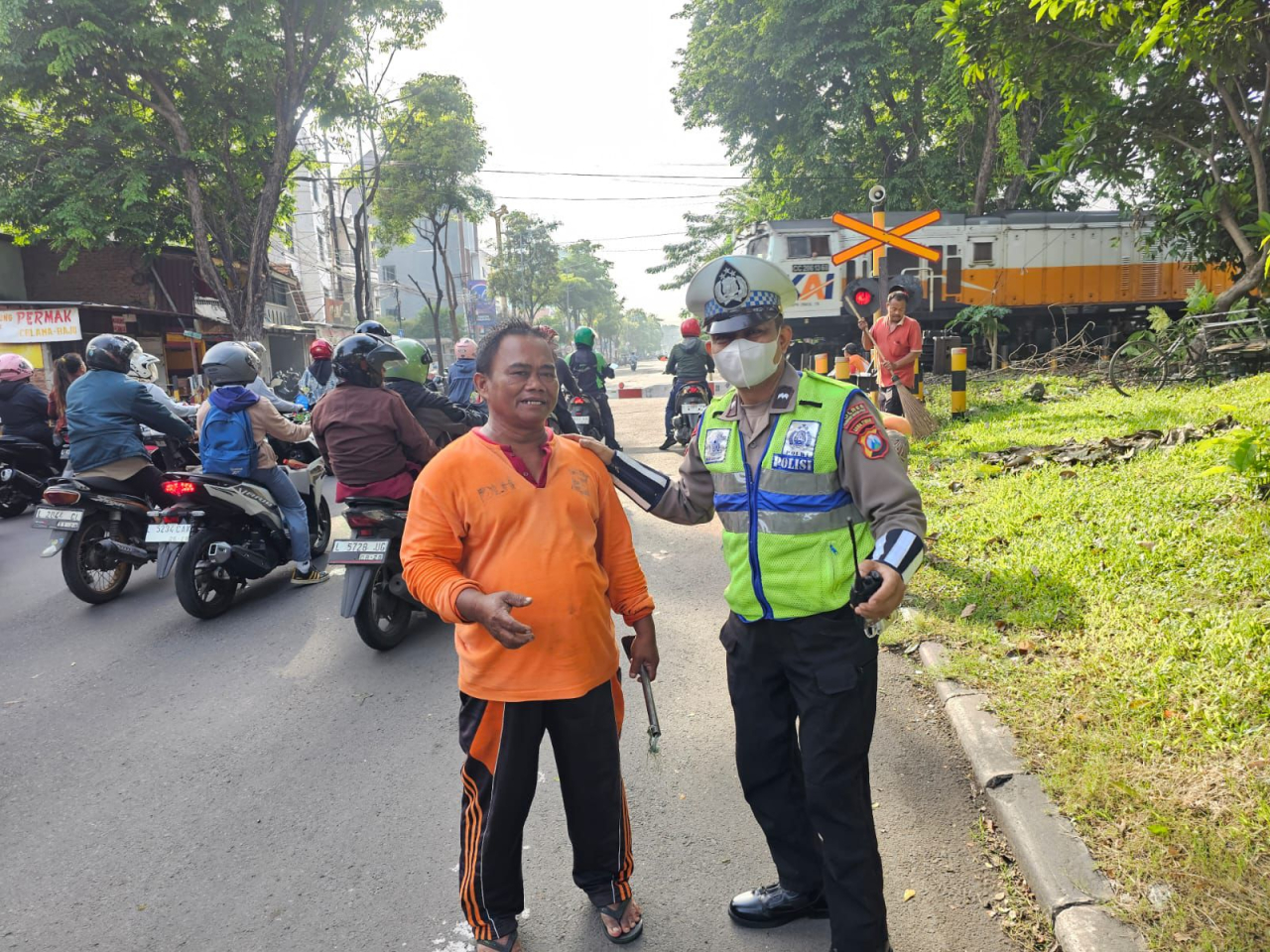 Satlantas Polres Pelabuhan Tanjung Perak Intensifkan Patroli, Pengaturan, dan Pemantauan Arus Lalu Lintas