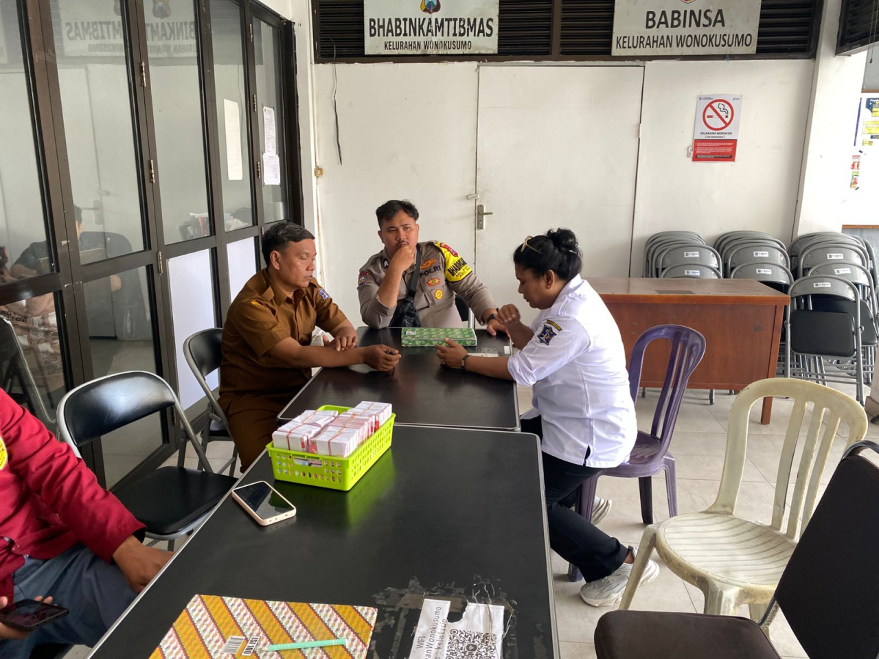 Bhabinkamtibmas Wonokusumo Sambang Warga Di Kantor Kelurahan Sampaikan Pesan Kamtibmas