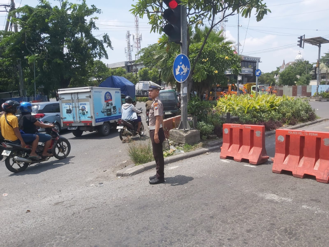 Personel Polsek Krembangan Laksanakan Pengalihan Arus Lalu Lintas di TL Mbah Ratu Antisipasi Kepadatan Kendaraan
