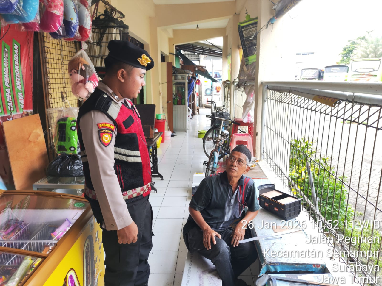 Patroli Perintis Presisi Satsamapta Polres Pelabuhan Tanjung Perak Jaga Keamanan Warung UMKM Ampel