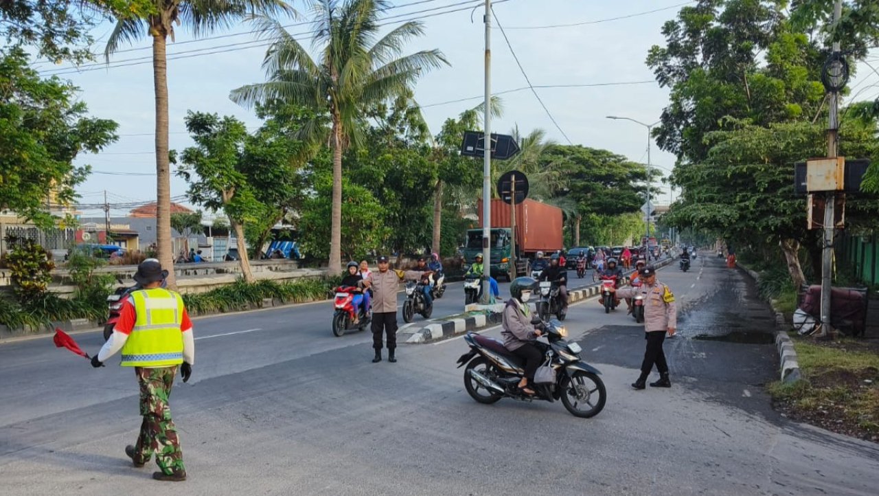 Personel Polsek Kenjeran Laksanakan Patroli dan Pengaturan Arus Lalu Lintas Pagi di Jalan Nambangan