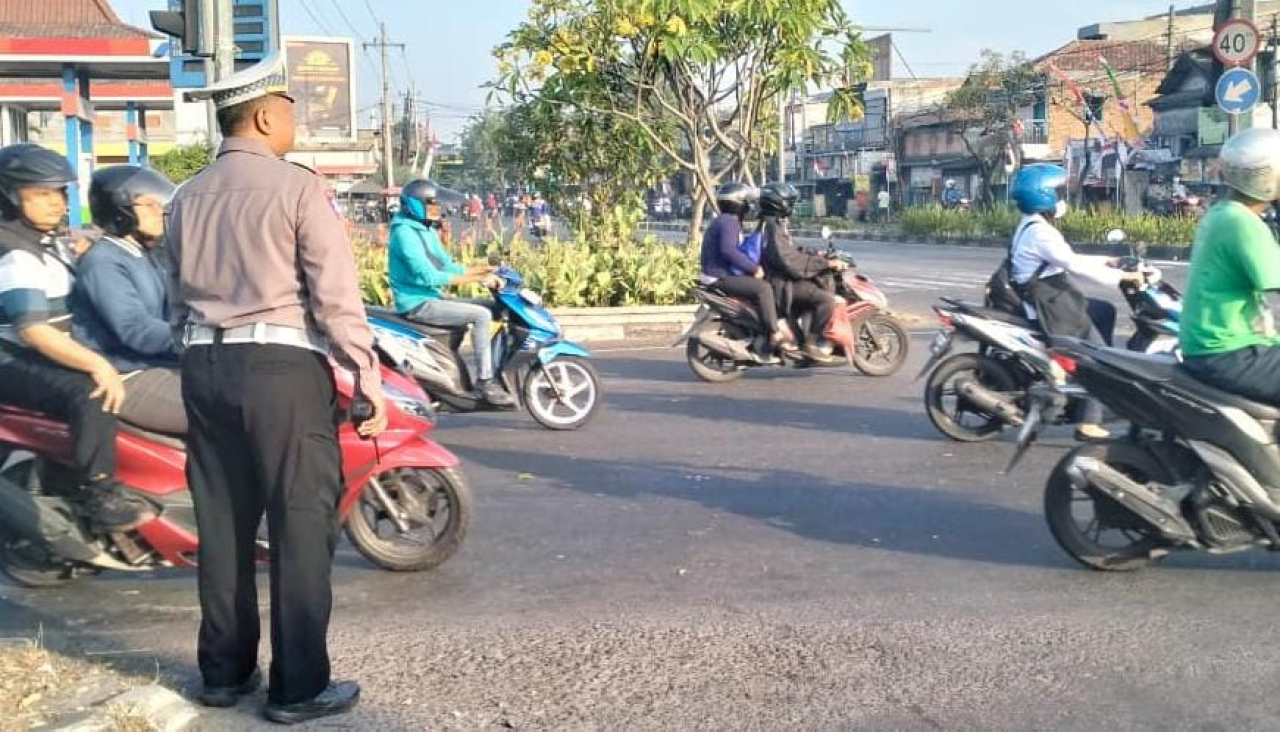 Pos Lalu Lintas Pagi Polsek Krembangan Antisipasi Kepadatan Arus Karyawan dan Pelajar di Simpang Tiga Mbah Ratu