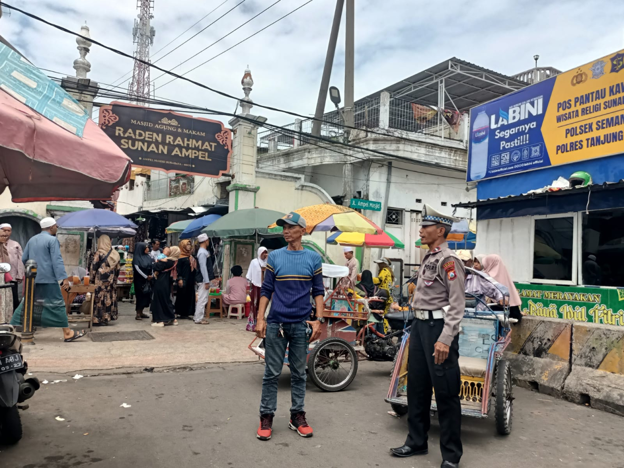 Patroli Harkamtibmas Polsek Semampir Antisipasi Parkir Liar dan Gangguan Keamanan di Pintu Masuk Makam Religi Sunan Ampel