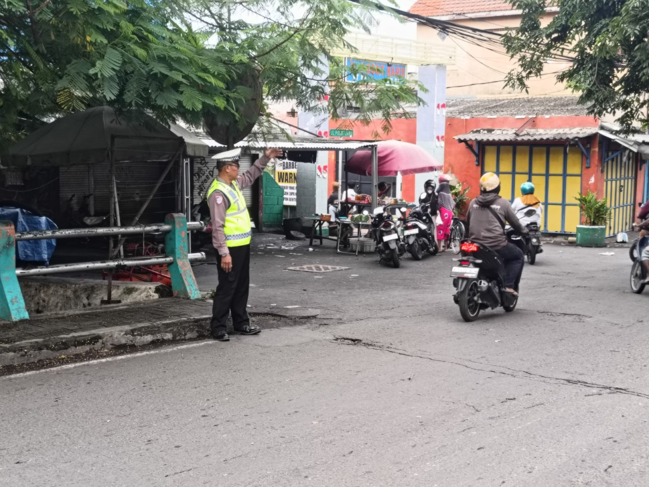 Piket Fungsi Polsek Kenjeran Laksanakan Pos Awal di Jembatan Pogot