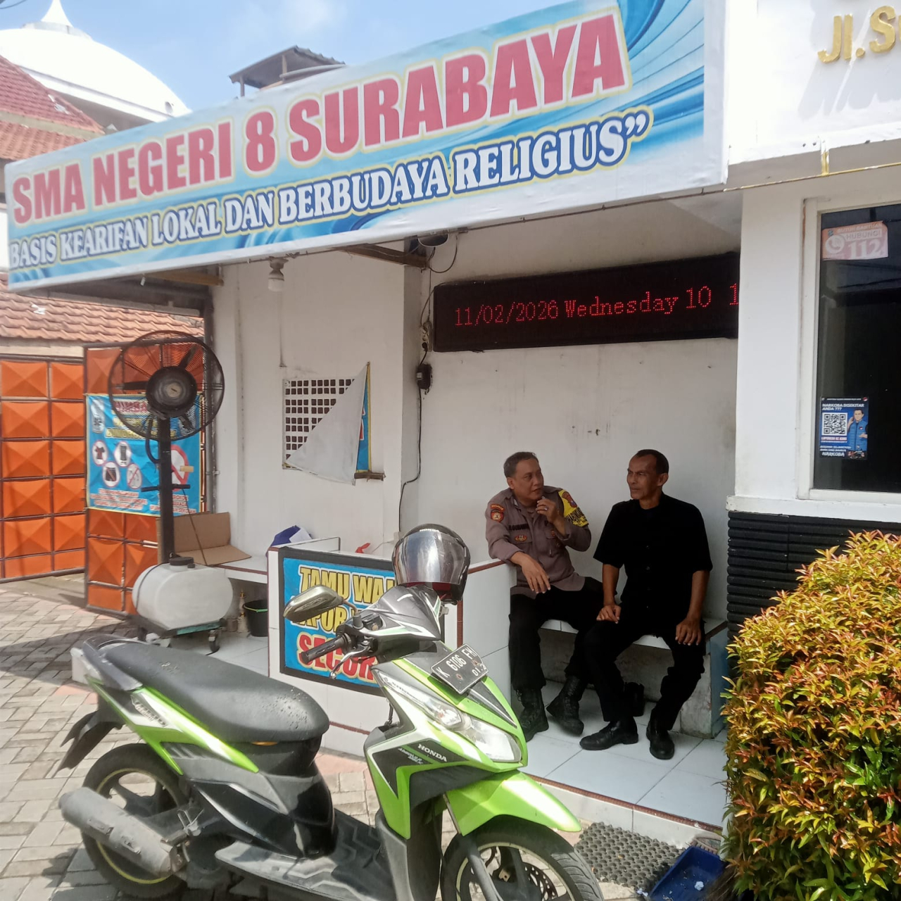 Bhabinkamtibmas Polsek Semampir Sambangi SMAN 8 Surabaya, Antisipasi Curanmor di Lingkungan Sekolah