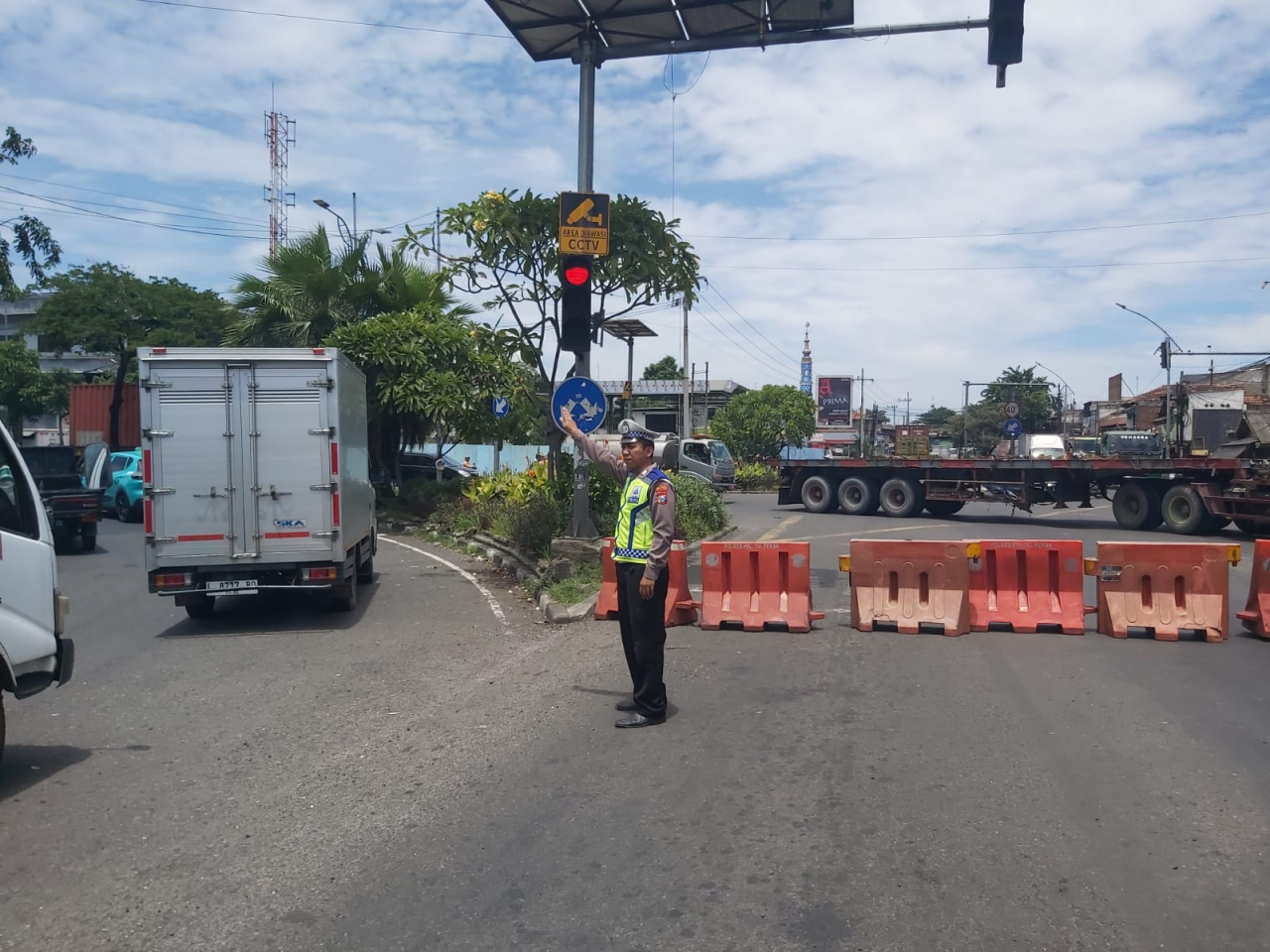 Polsek Krembangan Lakukan Pengaturan Lalu Lintas Di Pertigaan Mbah Ratu Antisipasi Kepadatan Arah Kalianak