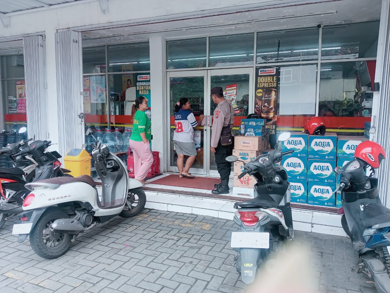 Patroli Dialogis Polsek Krembangan di Pertokoan Alfamart Jalan Rembang Utara Perkuat Harkamtibmas Selama Bulan Ramadhan