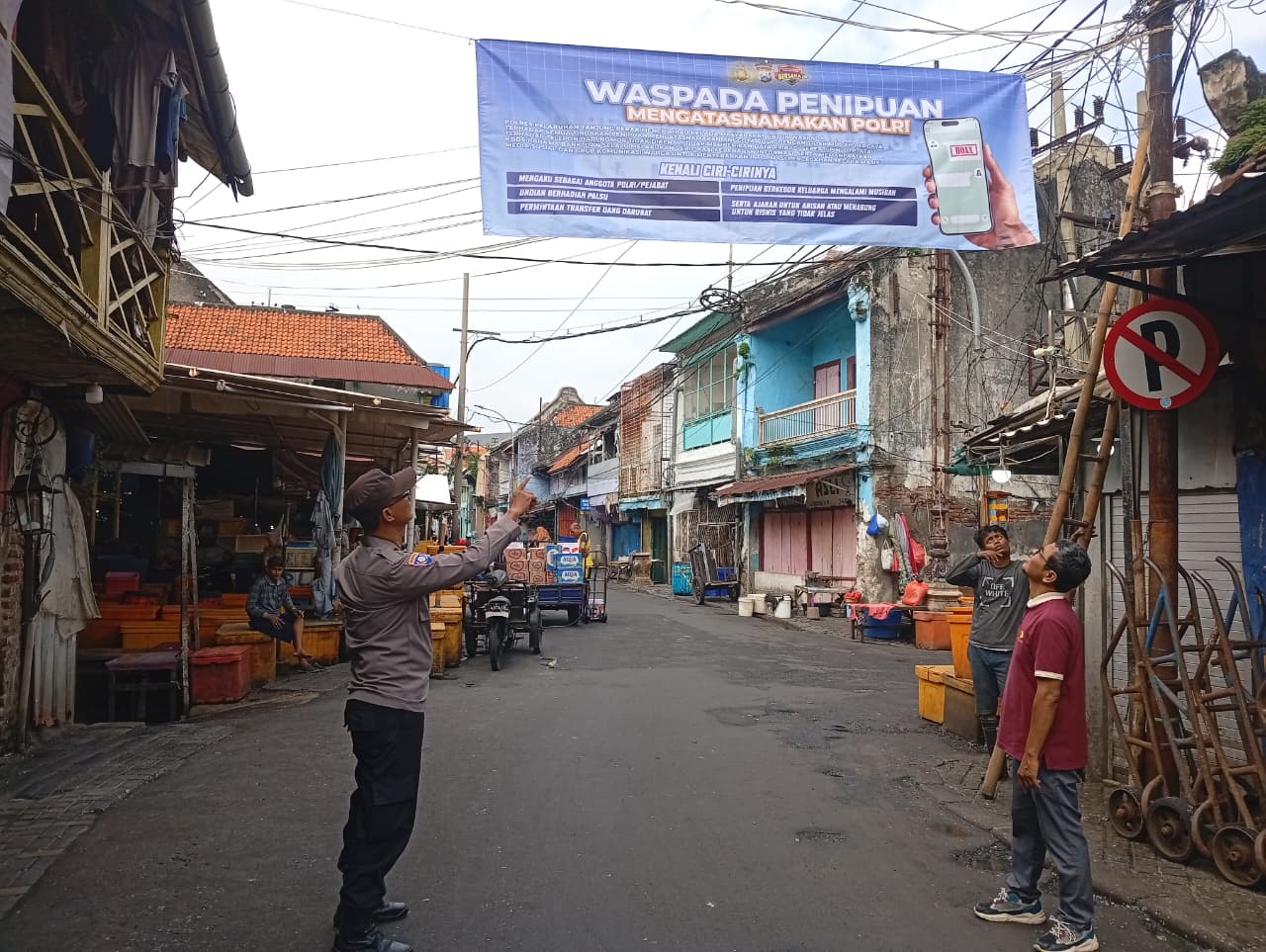 Bhabinkamtibmas Nyamplungan Pasang Banner Himbauan Antisipasi Penipuan di Kawasan Pasar Ikan